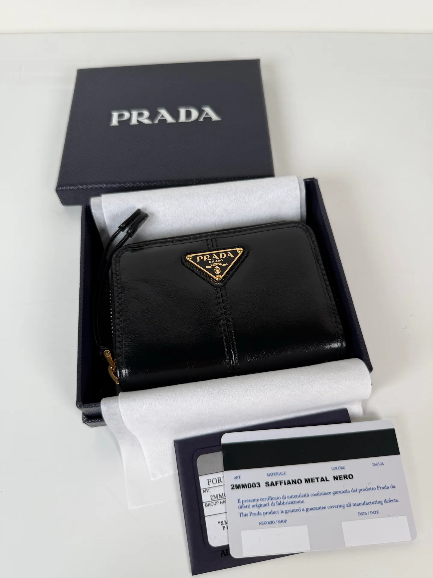 💰400, P Home ➡️Black waxed leather card holder for men and women, model 2MM003, classic and practical zipper design, pleated card slots inside, convenient for classification and storage. Perfect for going out alone with your mobile phone in summer or putting it in a small bag. Size 11×7.5cm, original quality, your best choice