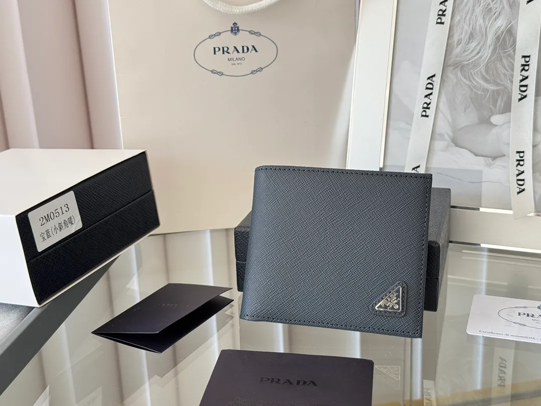 prada men's cross pattern short clip, easy to store, can hold 8 cards and cash, a must-have for men, model 2M0513, original quality, Saffiano cross pattern➕made from imported hardware, size 11cm×9.5cm, color as shown