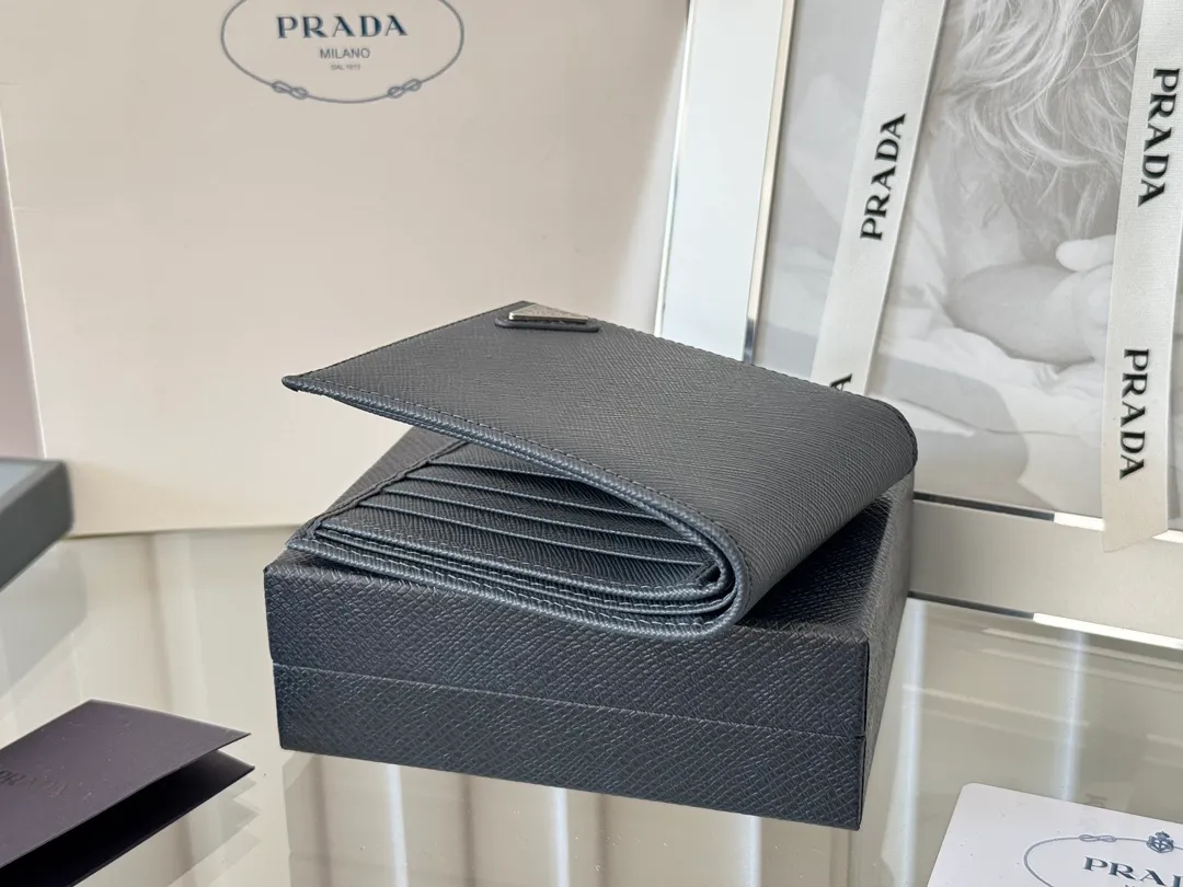 prada men's cross pattern short clip, easy to store, can hold 8 cards and cash, a must-have for men, model 2M0513, original quality, Saffiano cross pattern➕made from imported hardware, size 11cm×9.5cm, color as shown
