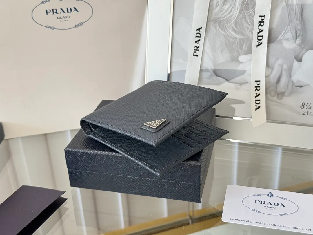 prada men's cross pattern short clip, easy to store, can hold 8 cards and cash, a must-have for men, model 2M0513, original quality, Saffiano cross pattern➕made from imported hardware, size 11cm×9.5cm, color as shown