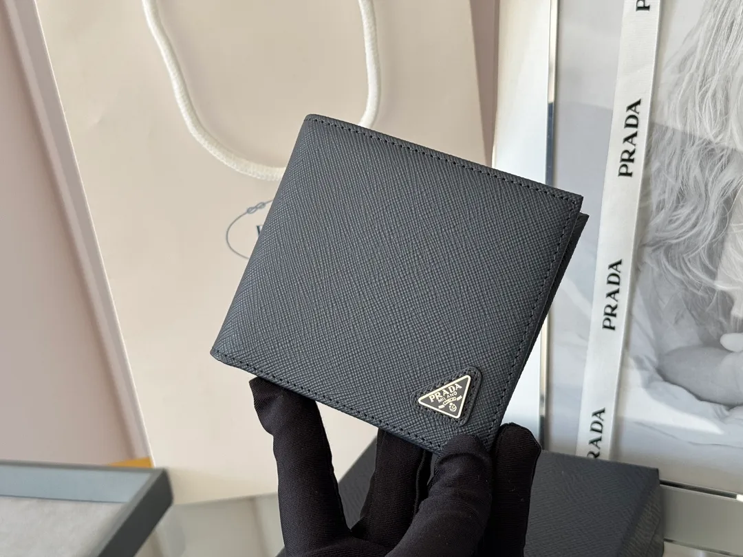 prada men's cross pattern short clip, easy to store, can hold 8 cards and cash, a must-have for men, model 2M0513, original quality, Saffiano cross pattern➕made from imported hardware, size 11cm×9.5cm, color as shown