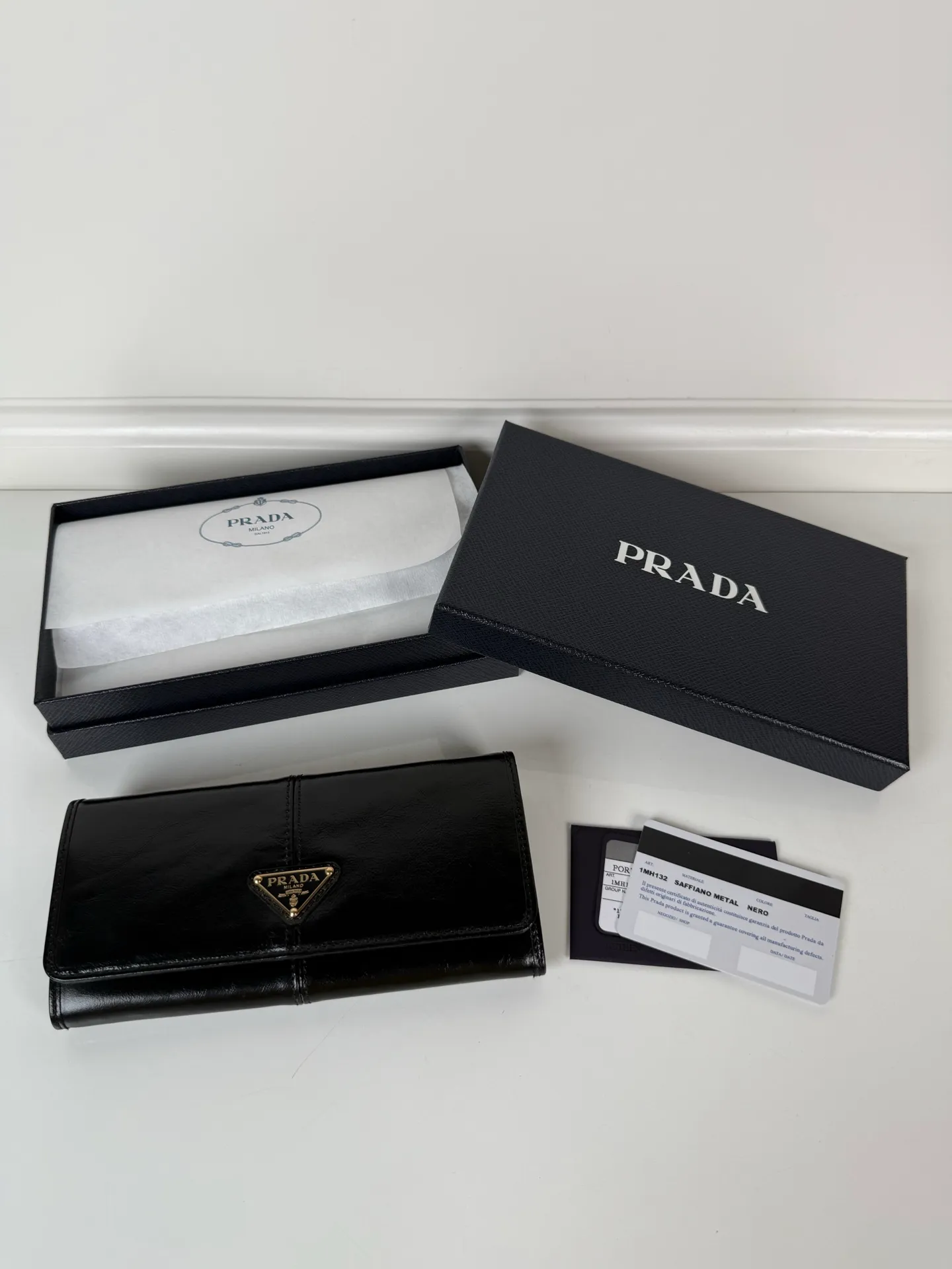 💰600, P Home➡️Ladies flip wallet, model 1MH132, black, made of imported oil-waxed cowhide, original quality, size 18.7x9.5cm, taken in kind, what you see is what you get