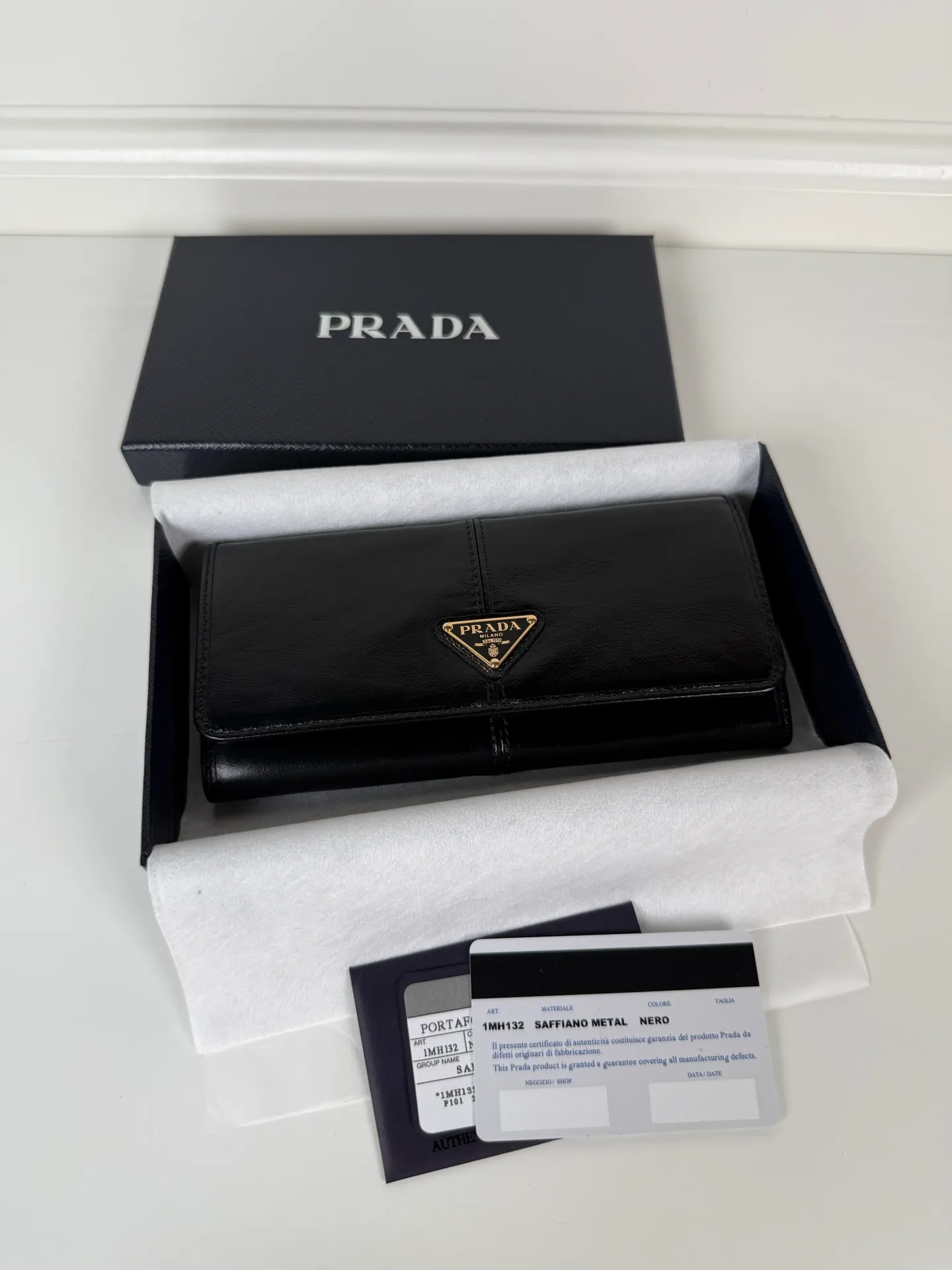 💰600, P Home➡️Ladies flip wallet, model 1MH132, black, made of imported oil-waxed cowhide, original quality, size 18.7x9.5cm, taken in kind, what you see is what you get