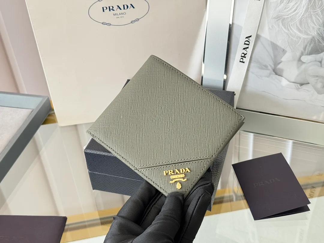 prada men's cross pattern short clip, easy to store, can hold 8 cards and cash, a must-have for men, model 2M0513, original quality, Saffiano cross pattern➕made from imported hardware, size 11cm×9.5cm, color as shown