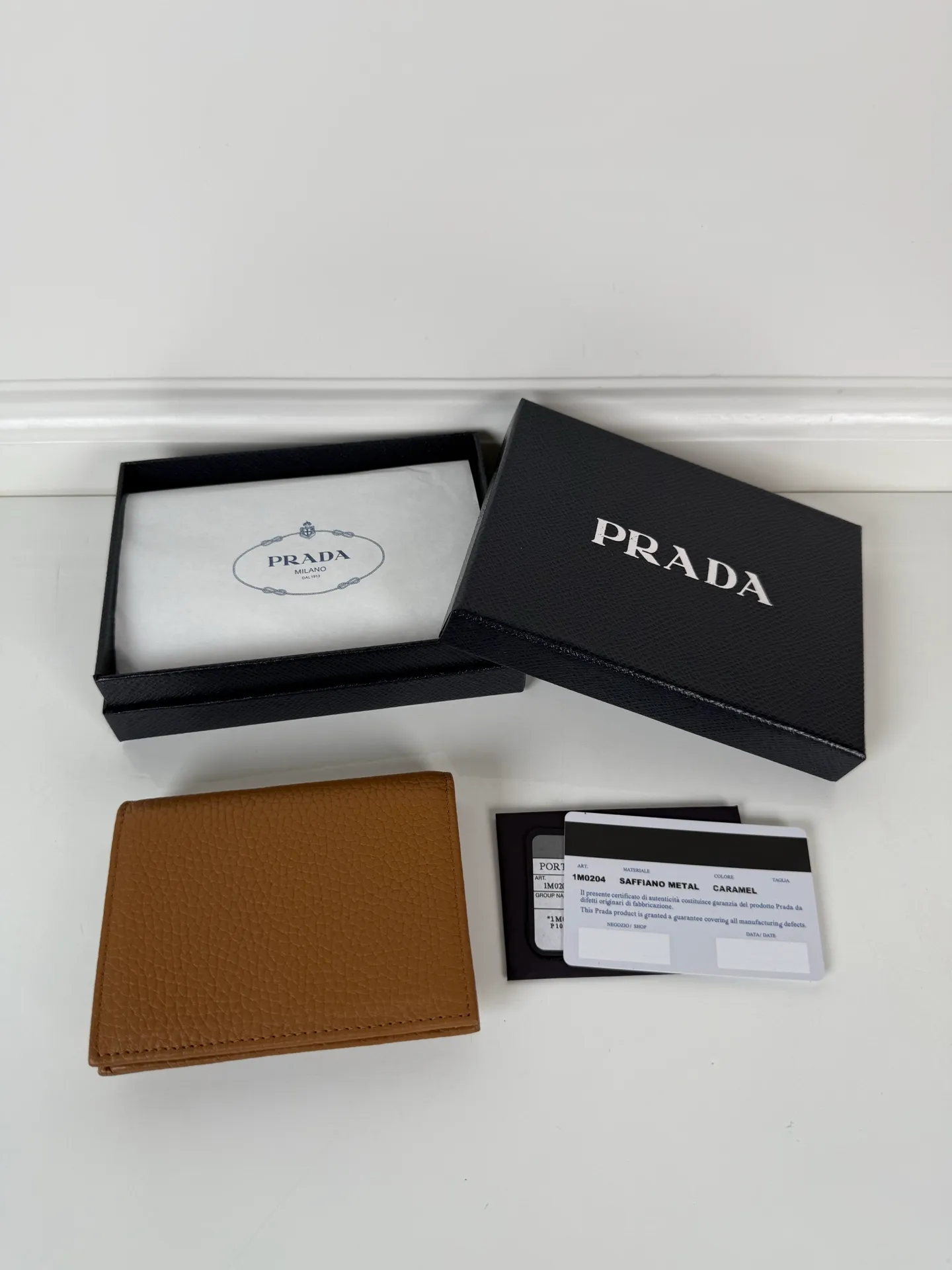 💰440, P Home ➡️Ladies two-fold short clip, model 1M0204, made of fine-grained deerskin, length 11.2 cm and height 9.5cm, simple and practical to enhance personal taste, 175 steel stamp