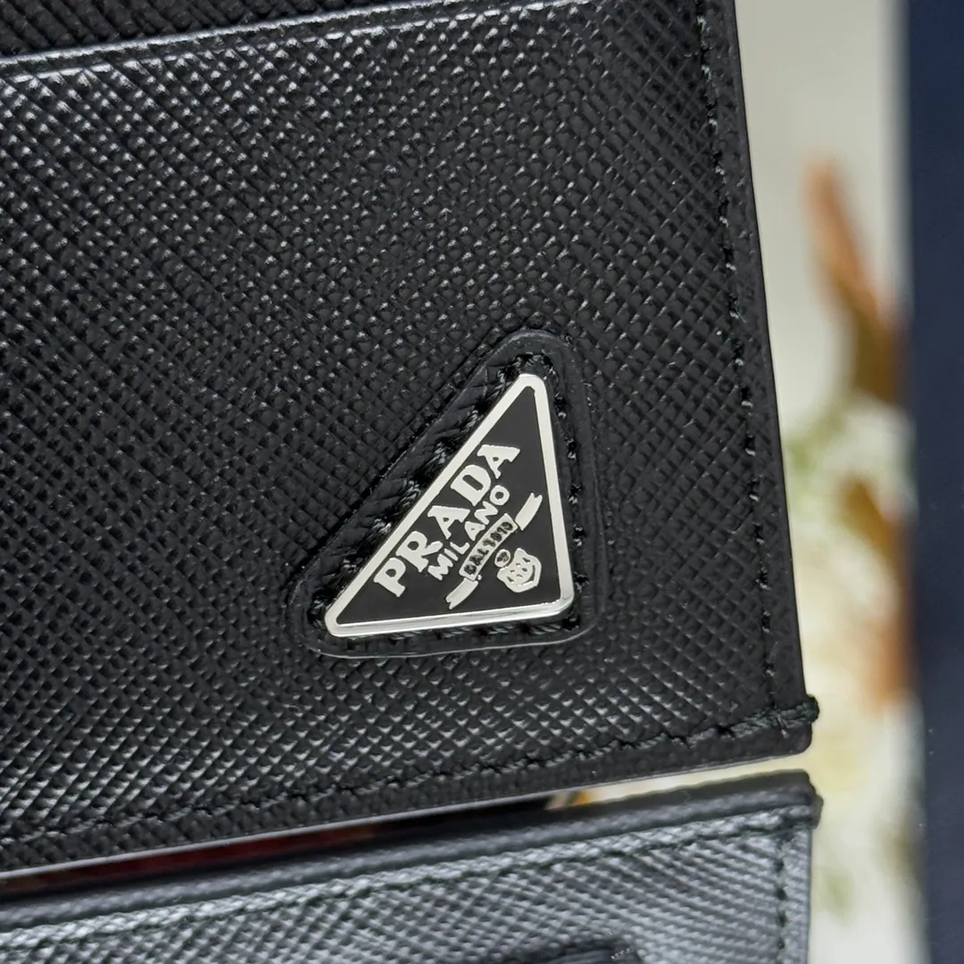 P340 [Top Original] PRADA's new card holder💼Model 2MC223, inner code 164 OEM code💋 This Saffiano leather card holder is equipped with six card slots, a main pocket and fabric lining. The Prada enamel triangle logo at the bottom corner highlights the brand's style. 🏅️🏅️🏅️Size: length 10cm*height 8cm