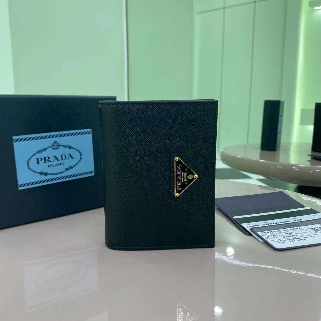 P440 [Top original order] PRADA's new wallet💼Classic, simple and fashionable, authentic development, model 1MV204, internal code 164 OEM code💋This simple and elegant small wallet is made of smooth leather and Saffiano leather. Saffiano leather has a cross-hatched texture and is Prada’s signature material. The wallet has a simple and elegant design, equipped with multiple compartments and pockets. The iconic enamel triangle logo decorates the closure, highlighting the brand style🏅️🏅️🏅️Size: 11.2*8.5cm