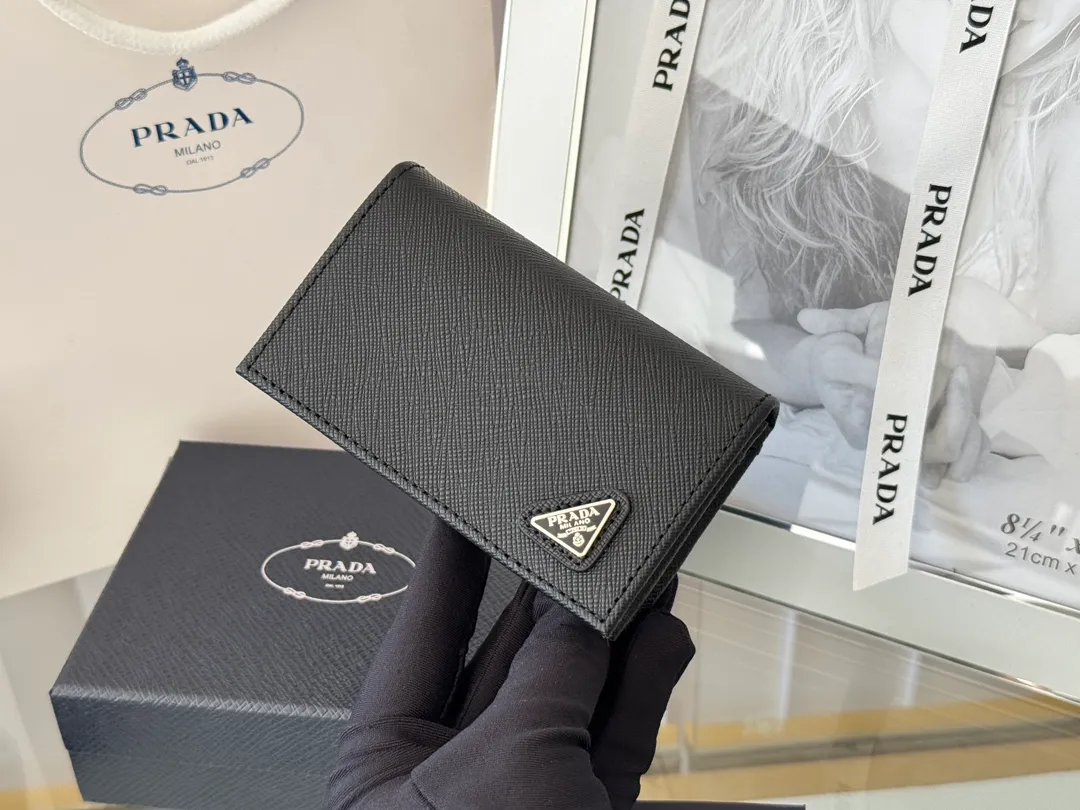Prada classic card holder, model 1MC122, made of cross-grain cowhide, size 6.5×2.5×11cm, adopts snap button opening and closing design, and has two slots for cards or receipts. This exquisite card holder is small and convenient, with sufficient capacity. It can be placed in the bag for easy storage. It can also be used to make separate items when going out every day. Hot 🔥Hot-selling item, taken in kind, what you see is what you get