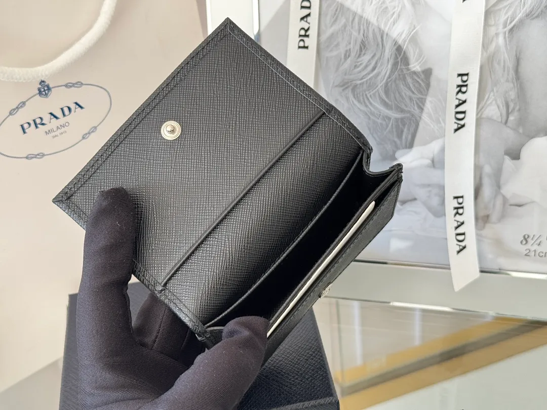 Prada classic card holder, model 1MC122, made of cross-grain cowhide, size 6.5×2.5×11cm, adopts snap button opening and closing design, and has two slots for cards or receipts. This exquisite card holder is small and convenient, with sufficient capacity. It can be placed in the bag for easy storage. It can also be used to make separate items when going out every day. Hot 🔥Hot-selling item, taken in kind, what you see is what you get