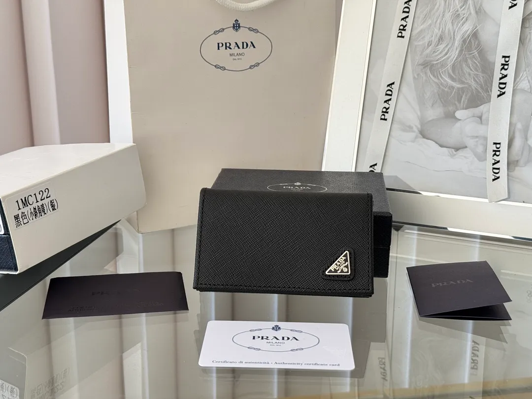 Prada classic card holder, model 1MC122, made of cross-grain cowhide, size 6.5×2.5×11cm, adopts snap button opening and closing design, and has two slots for cards or receipts. This exquisite card holder is small and convenient, with sufficient capacity. It can be placed in the bag for easy storage. It can also be used to make separate items when going out every day. Hot 🔥Hot-selling item, taken in kind, what you see is what you get