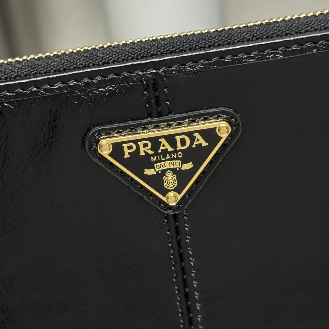 P500【Top original order】PRADA new leather pouch💼1MB051, inner code 164 OEM code✨This pouch is simple and exquisite, made of soft leather and decorated with an enameled triangular metal logo. Zipper opening and closing, 2 card slots, it is a piece worth collecting. 🏅️🏅️🏅️Size: 20*10cm