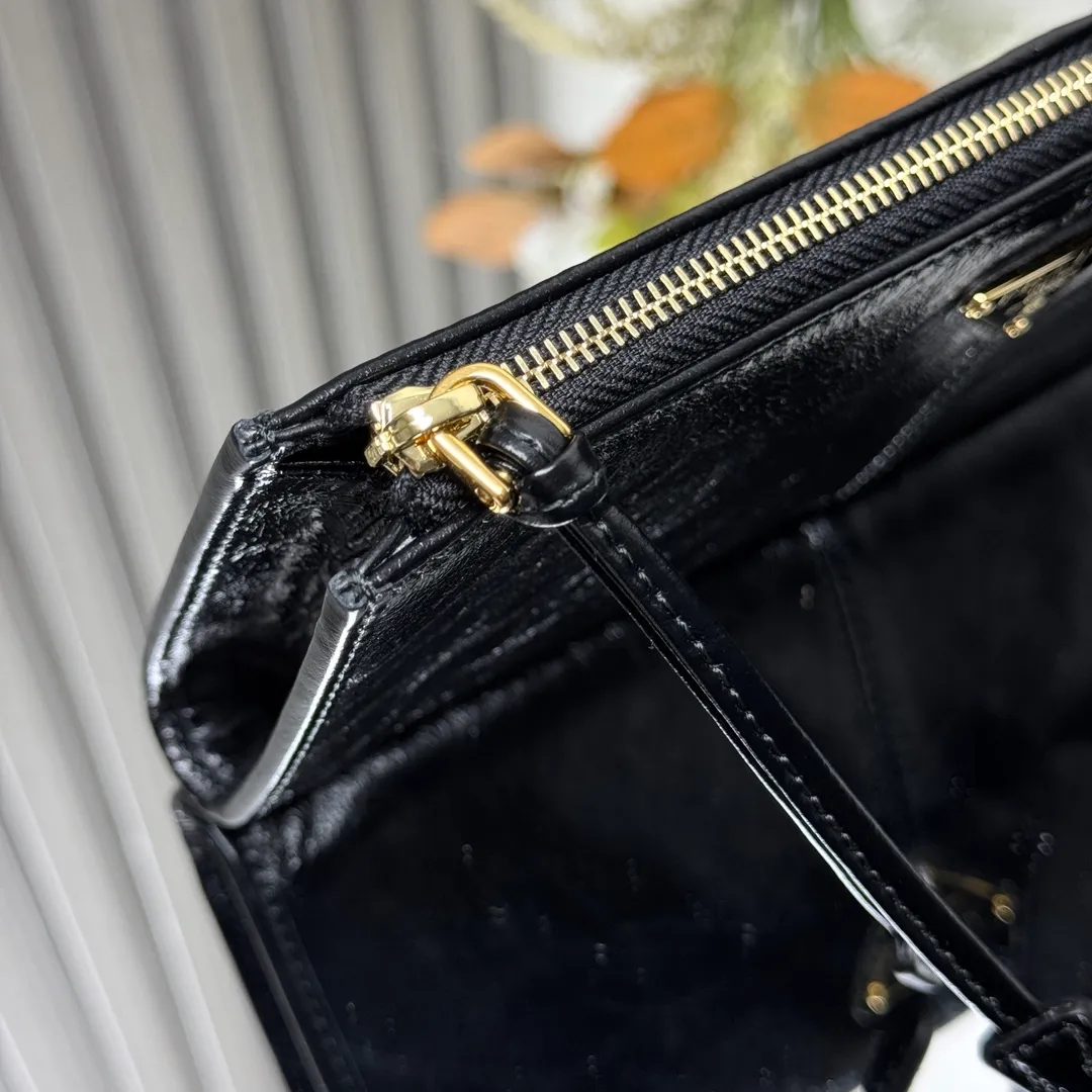 P500【Top original order】PRADA new leather pouch💼1MB051, inner code 164 OEM code✨This pouch is simple and exquisite, made of soft leather and decorated with an enameled triangular metal logo. Zipper opening and closing, 2 card slots, it is a piece worth collecting. 🏅️🏅️🏅️Size: 20*10cm