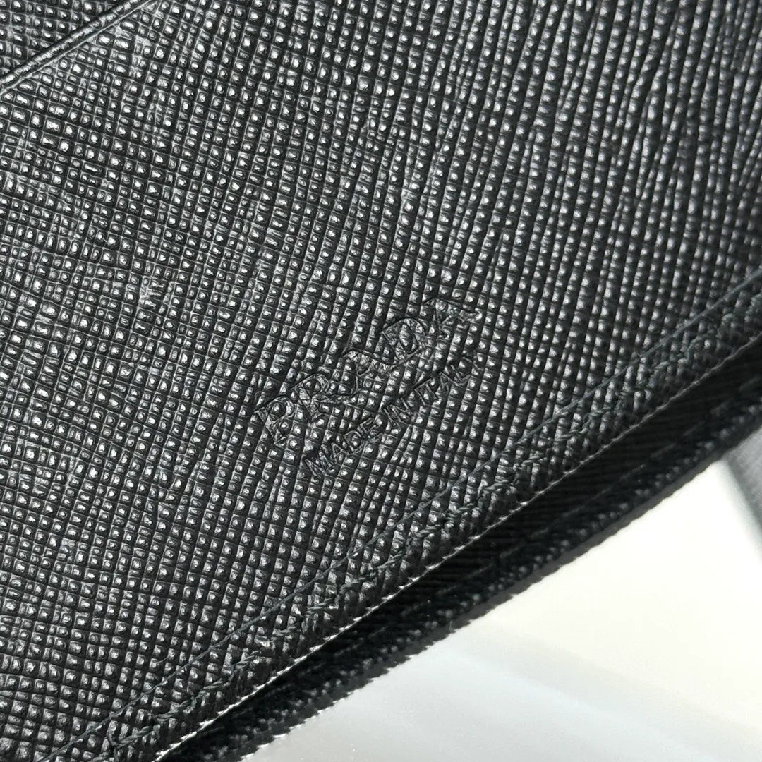 P380 [Top original order] Prada's new men's short wallet💼Classic hot style👏Model 2M0513, inner code 164 OEM code💋This style is equipped with a cross design made of Saffiano leather, and the front is decorated with the Prada metal lettering logo. The interior is fully fabric lined and has eight card pockets and multiple compartments. The design is practical and reflects urban style. 🏅️🏅️🏅️Size: length 11cm*height 9.5cm