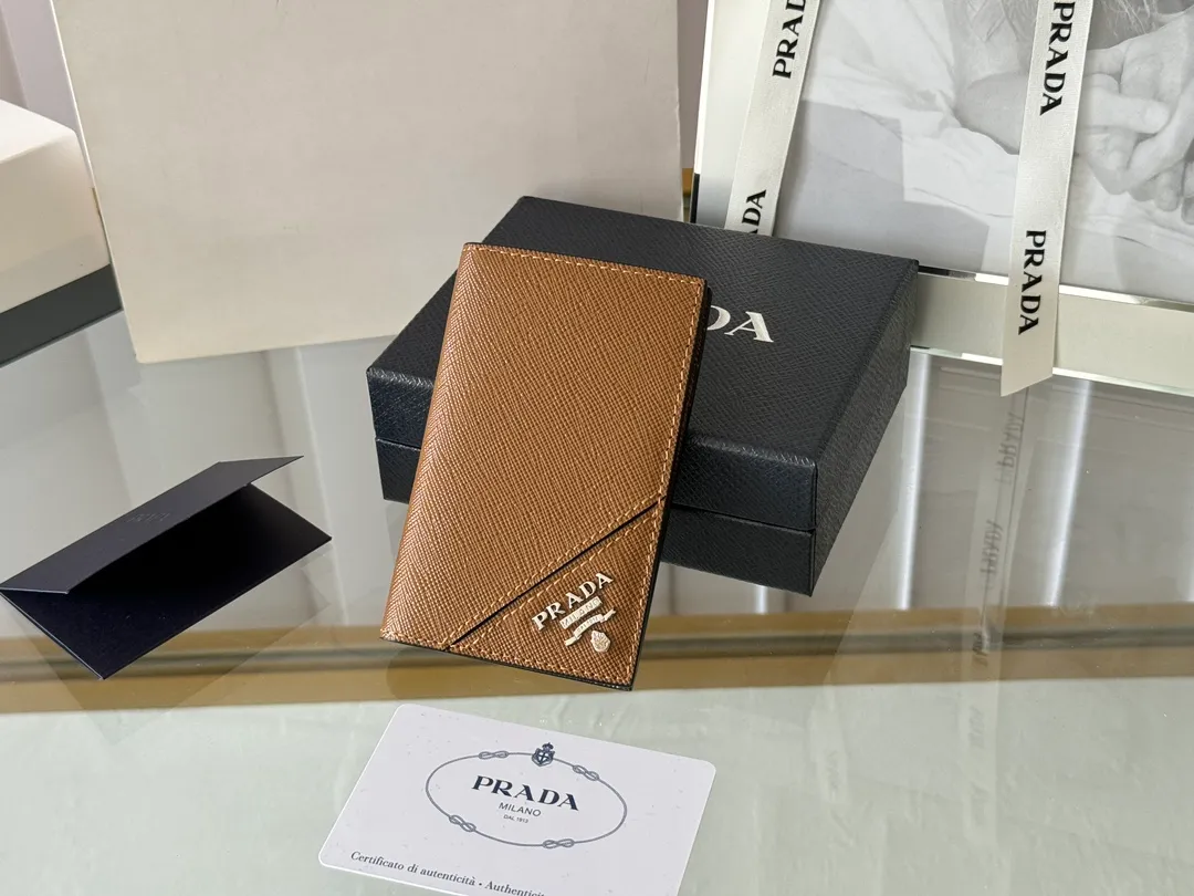 Prada cross pattern unisex card holder, can be placed in pockets, bags, and can be held in the hand. Made of cross pattern imported calfskin, pocket card holder, can hold change, 6 card slots, simple, elegant and fashionable. Model 2MC101, color as shown in the picture, size 11×7cm, original quality
