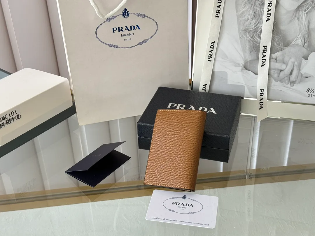 Prada cross pattern unisex card holder, can be placed in pockets, bags, and can be held in the hand. Made of cross pattern imported calfskin, pocket card holder, can hold change, 6 card slots, simple, elegant and fashionable. Model 2MC101, color as shown in the picture, size 11×7cm, original quality