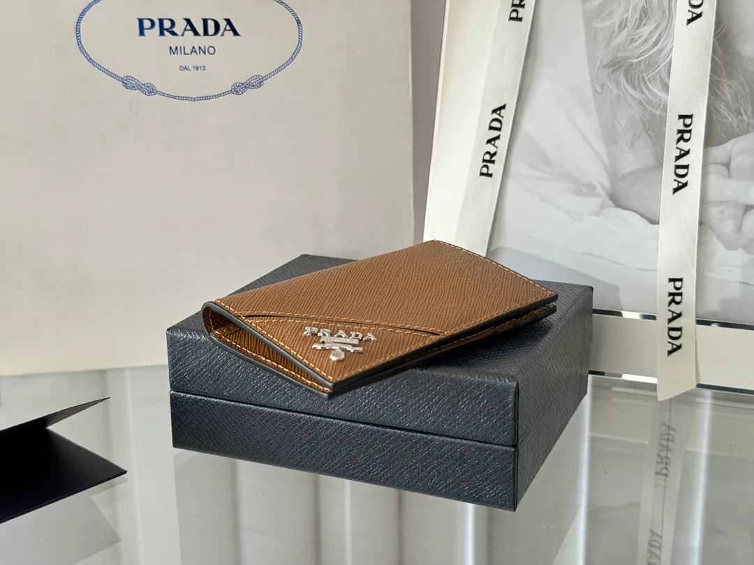 Prada cross pattern unisex card holder, can be placed in pockets, bags, and can be held in the hand. Made of cross pattern imported calfskin, pocket card holder, can hold change, 6 card slots, simple, elegant and fashionable. Model 2MC101, color as shown in the picture, size 11×7cm, original quality
