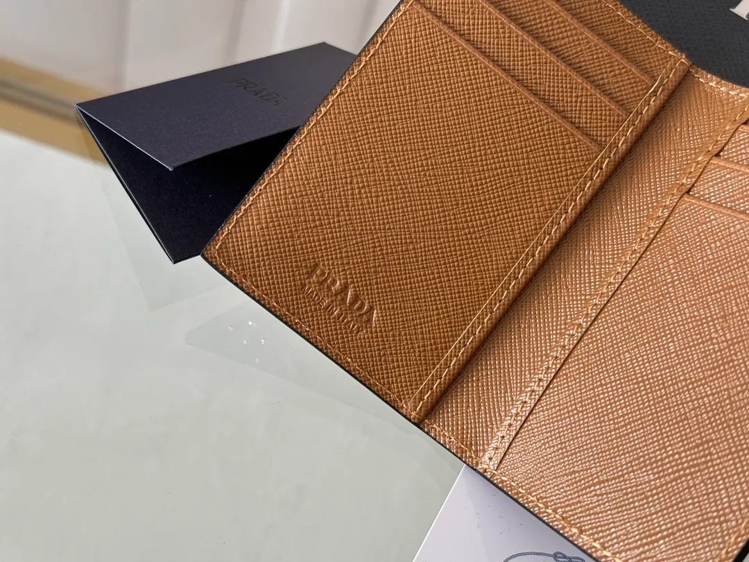 Prada cross pattern unisex card holder, can be placed in pockets, bags, and can be held in the hand. Made of cross pattern imported calfskin, pocket card holder, can hold change, 6 card slots, simple, elegant and fashionable. Model 2MC101, color as shown in the picture, size 11×7cm, original quality