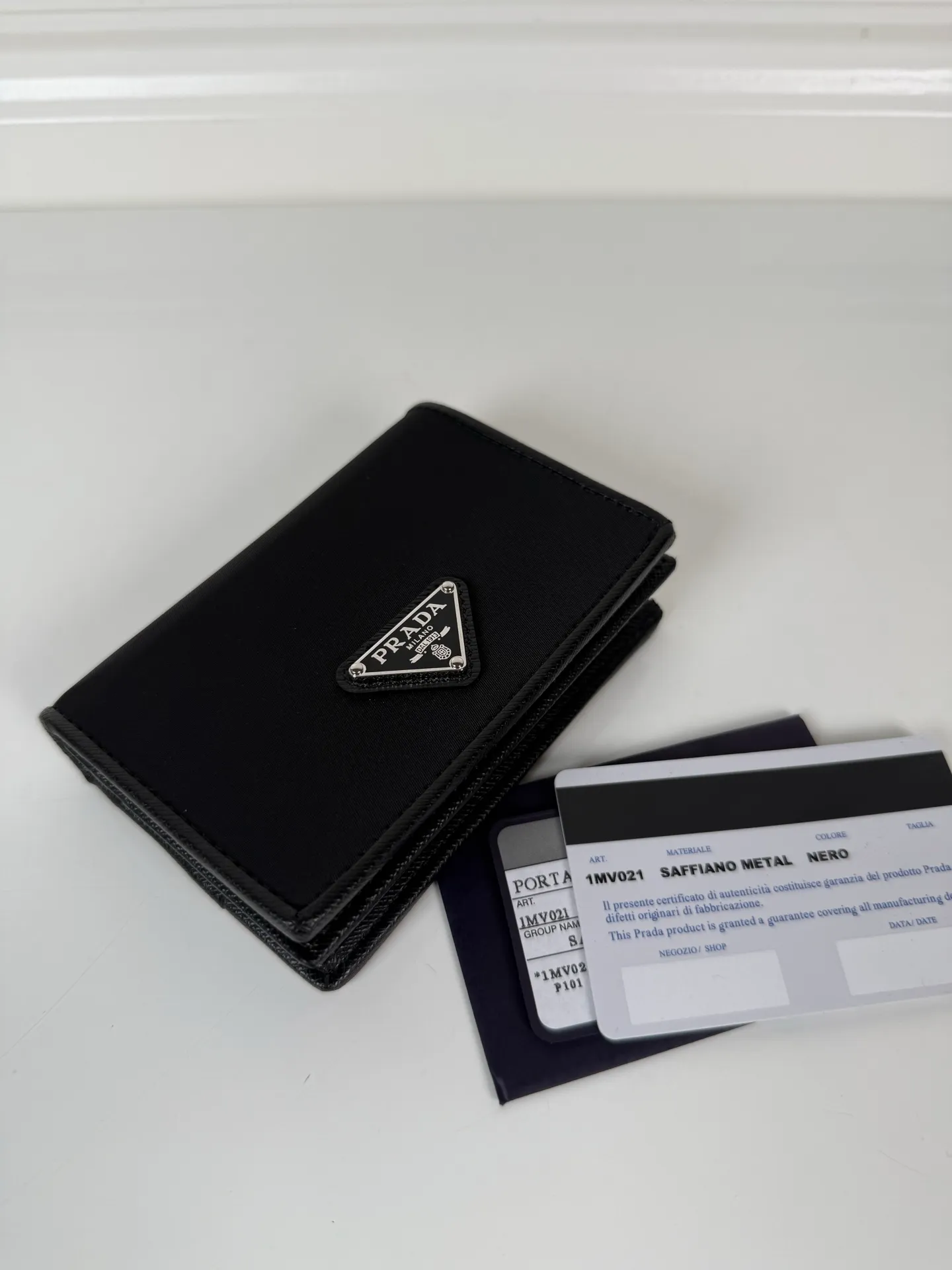 💰460, P Home→Snap-button short clip, unisex, model 1MV021, one banknote compartment, four card slots, two internal pockets, and one zipper pocket, size 11.2x8.5cm, fully functional, simple and elegant, well-made and full of texture, moderate size to put in the bag for easy storage when traveling, 🔥 Popular style worth recommending [strong][strong]