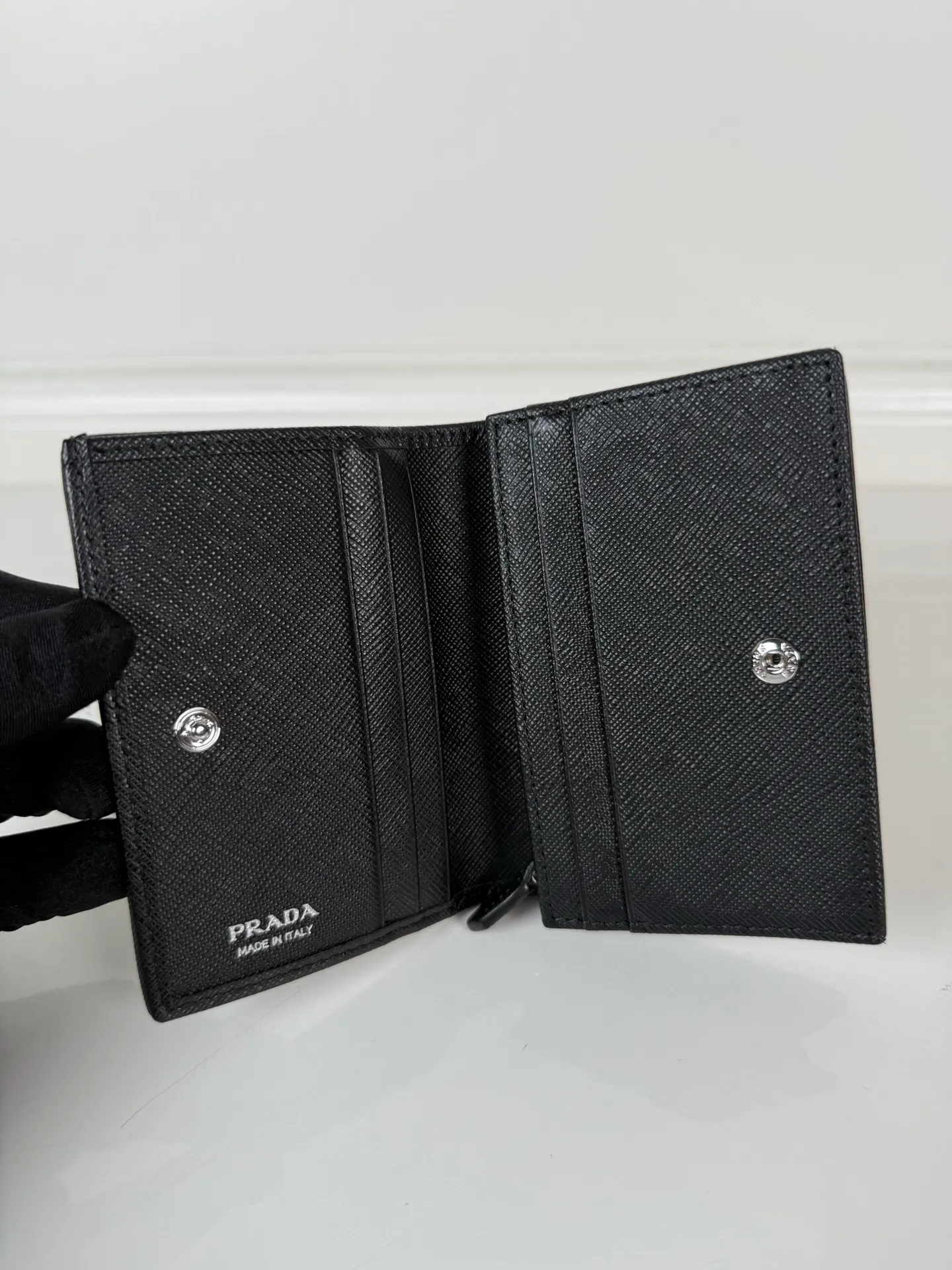 💰460, P Home→Snap-button short clip, unisex, model 1MV021, one banknote compartment, four card slots, two internal pockets, and one zipper pocket, size 11.2x8.5cm, fully functional, simple and elegant, well-made and full of texture, moderate size to put in the bag for easy storage when traveling, 🔥 Popular style worth recommending [strong][strong]