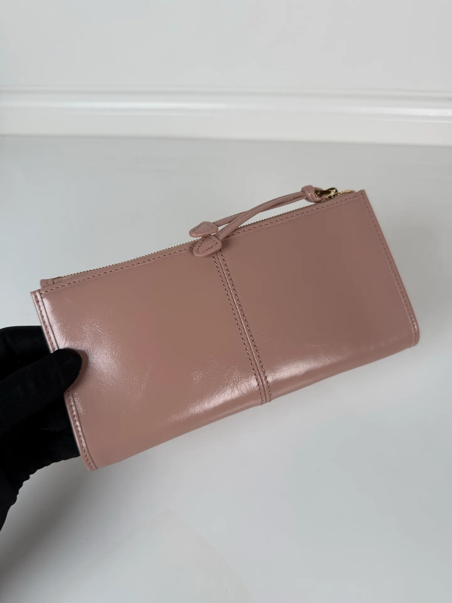 💰520, P Home ➡️Unisex pouch bag, this pouch is simple and exquisite, made of imported wax leather, with triangular metal logo and zipper closure. Model: 1MB051, size 20cm*10cm, 2 card slots, 1 leather lining