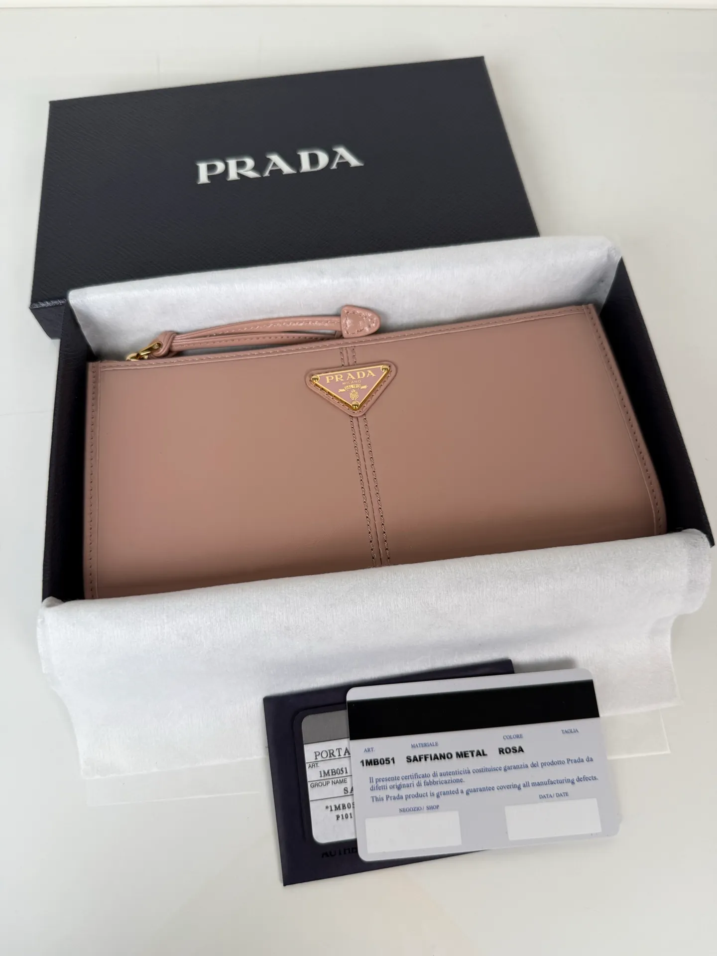 💰520, P Home ➡️Unisex pouch bag, this pouch is simple and exquisite, made of imported wax leather, with triangular metal logo and zipper closure. Model: 1MB051, size 20cm*10cm, 2 card slots, 1 leather lining
