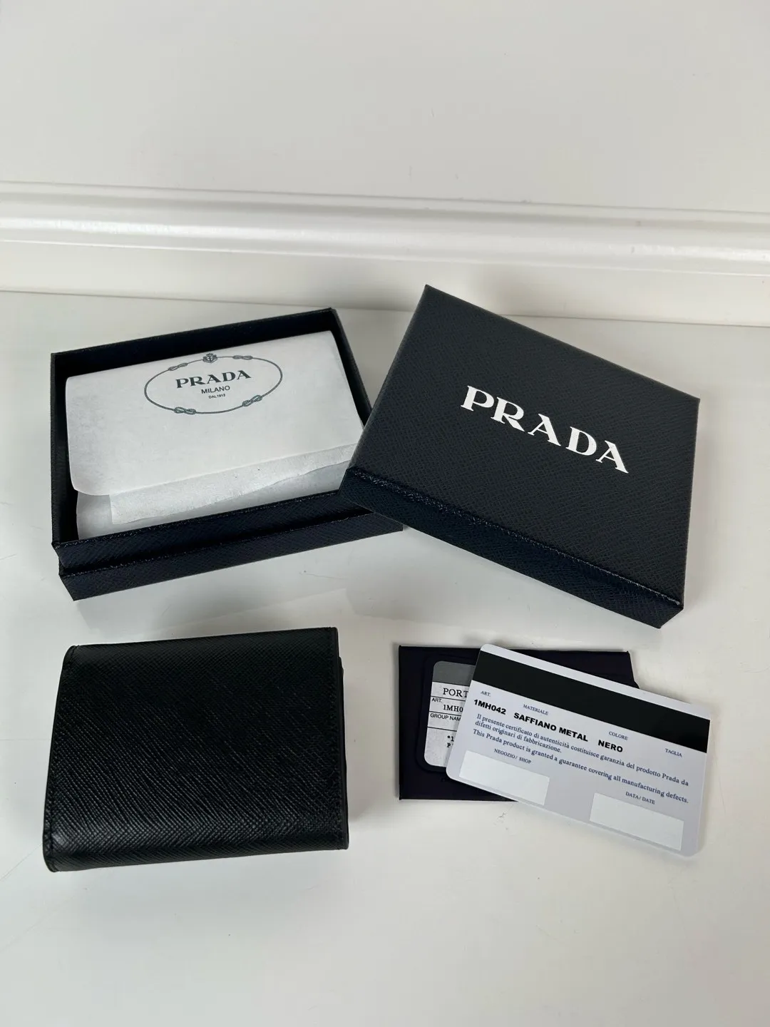 💰480, P Home ➡️ Mini tri-fold wallet for men and women, model 1MH042 with black cross pattern, length 9cm and height 6.5, one receipt compartment, three card slots inside, and one external coin pocket. The actual shooting quality is as shown in the picture