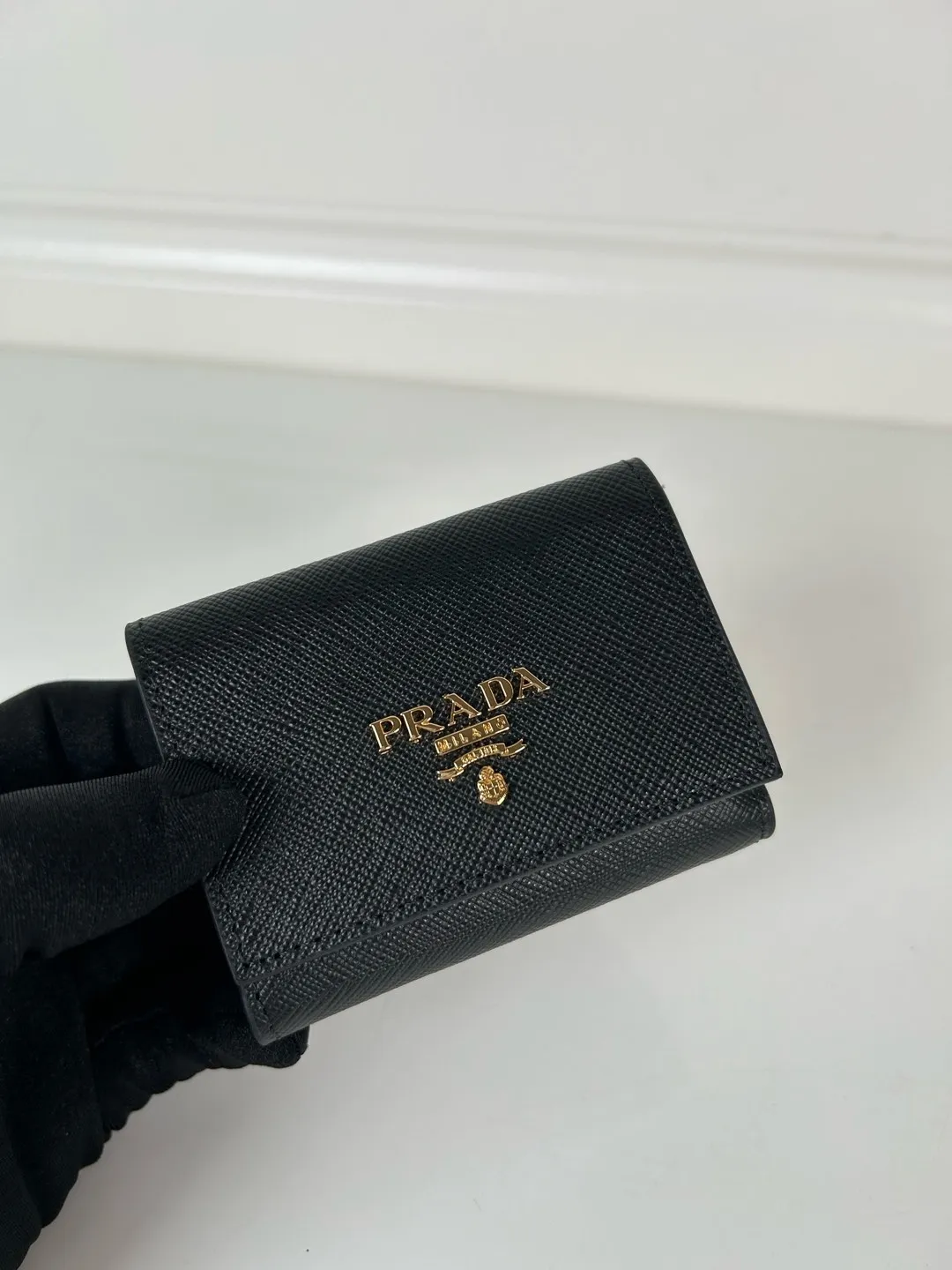 💰480, P Home ➡️ Mini tri-fold wallet for men and women, model 1MH042 with black cross pattern, length 9cm and height 6.5, one receipt compartment, three card slots inside, and one external coin pocket. The actual shooting quality is as shown in the picture
