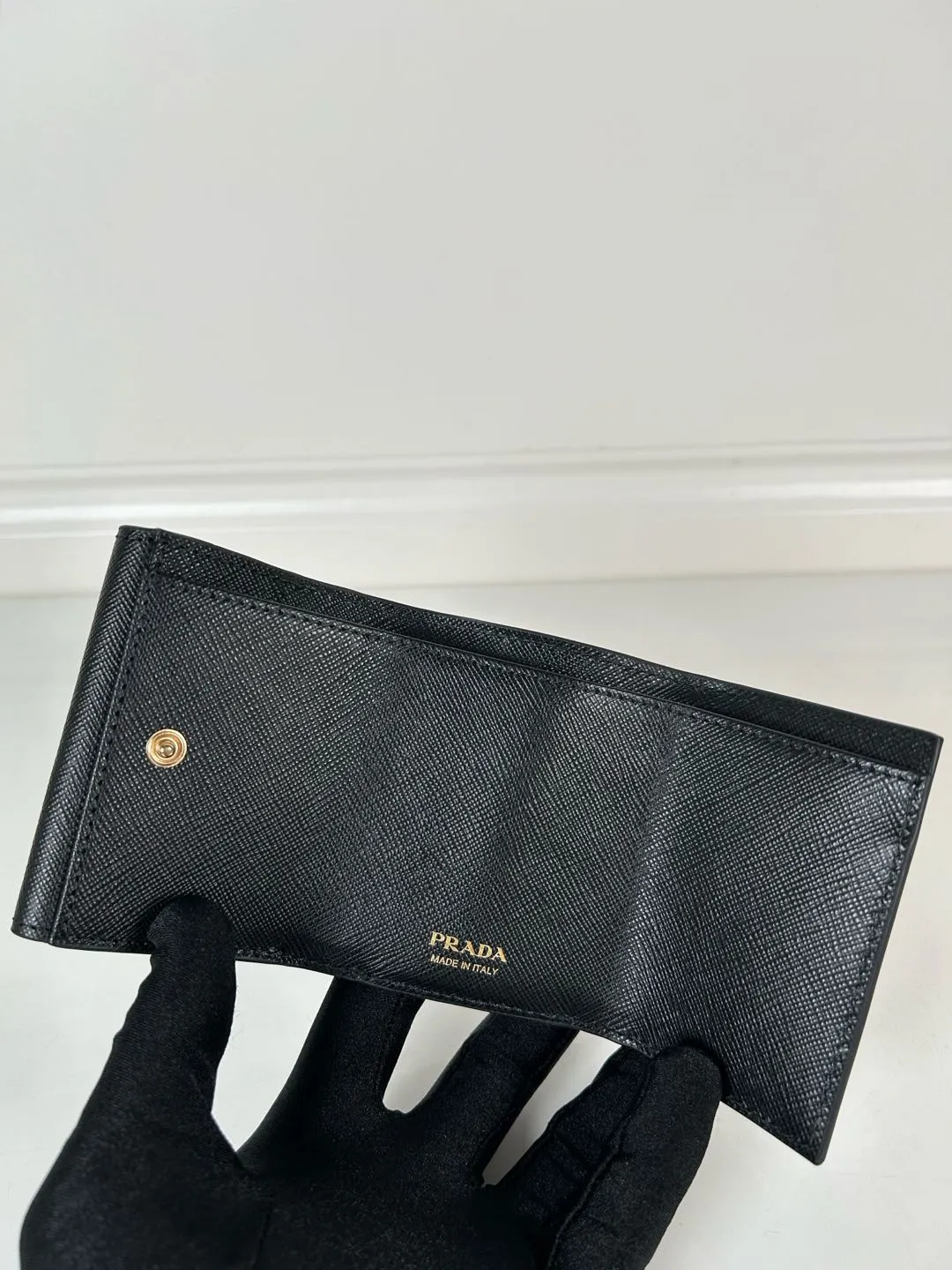 💰480, P Home ➡️ Mini tri-fold wallet for men and women, model 1MH042 with black cross pattern, length 9cm and height 6.5, one receipt compartment, three card slots inside, and one external coin pocket. The actual shooting quality is as shown in the picture
