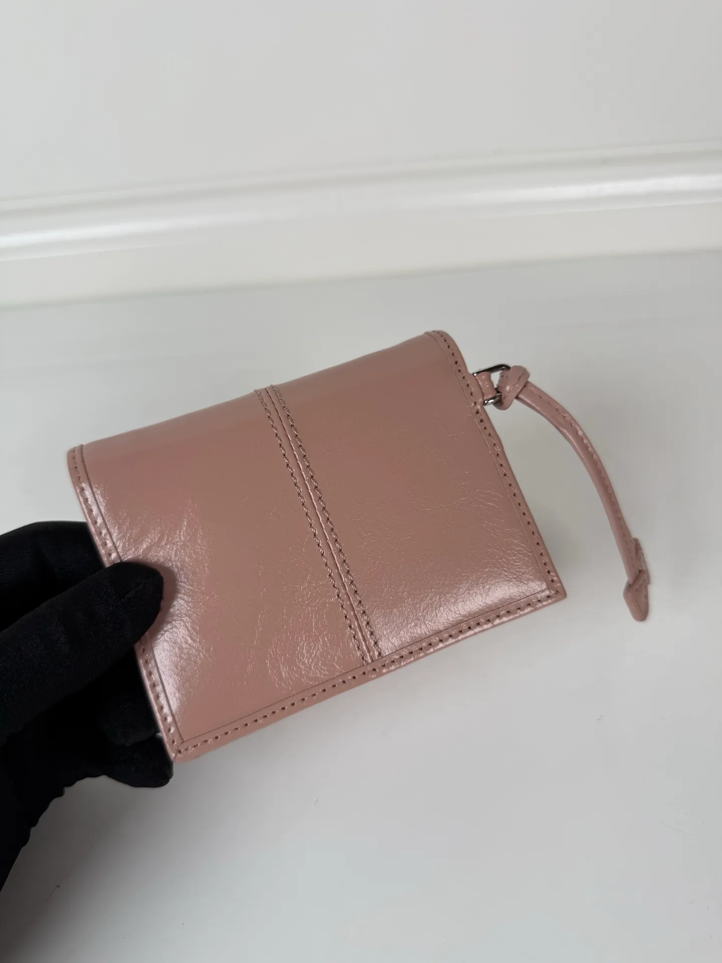 💰480, P Home ➡️Women's two-fold short clip, model 1M0204, pink waxed cowhide, length 11.2 and height 9.5cm, simple and practical to enhance personal taste, 175 steel stamp