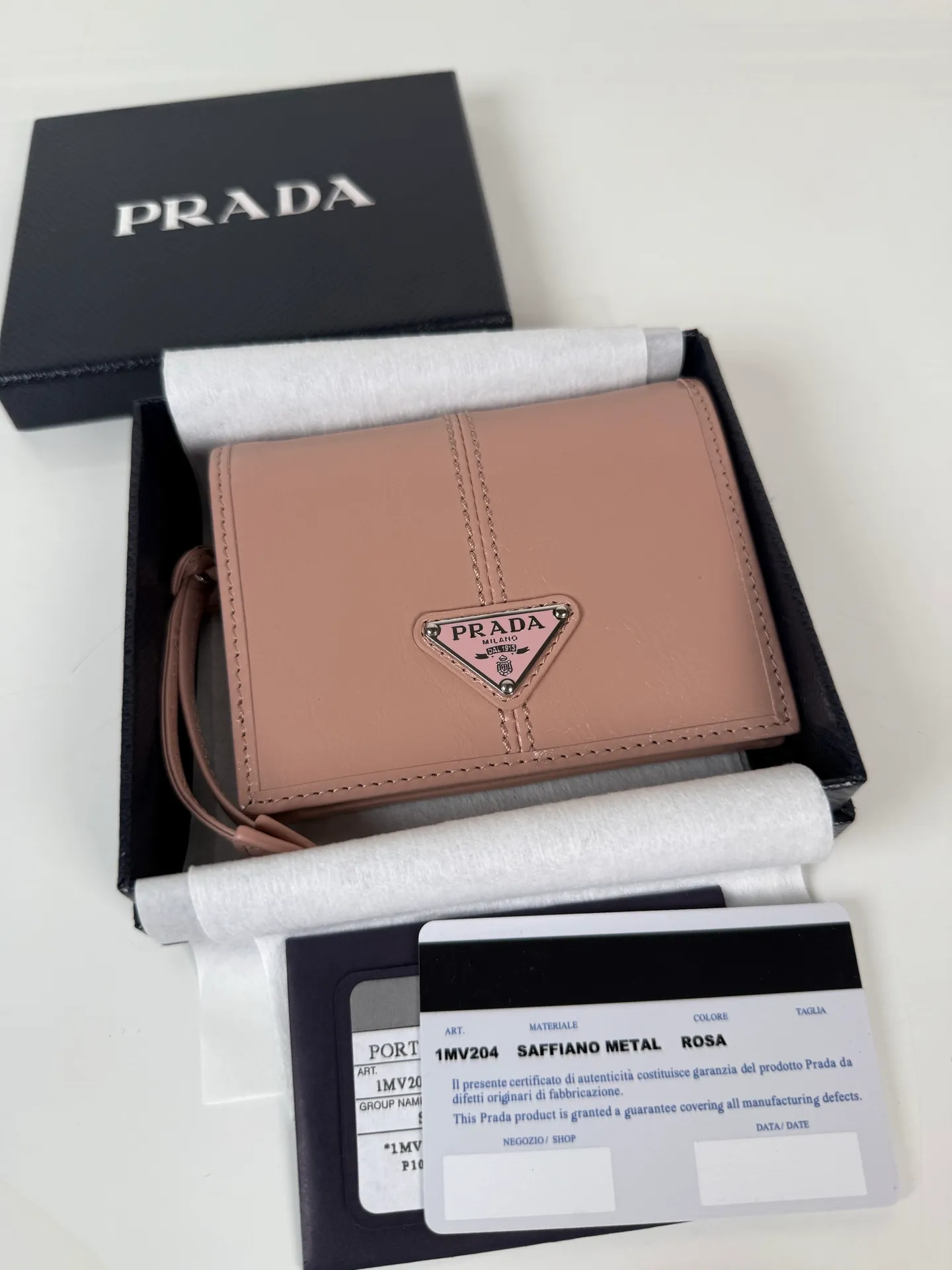 💰480, P Home ➡️Women's two-fold short clip, model 1M0204, pink waxed cowhide, length 11.2 and height 9.5cm, simple and practical to enhance personal taste, 175 steel stamp