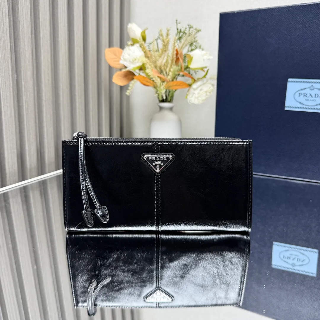 P500【Top original order】PRADA new leather pouch💼1MB051, inner code 164 OEM code✨This pouch is simple and exquisite, made of soft leather and decorated with an enameled triangular metal logo. Zipper opening and closing, 2 card slots, it is a piece worth collecting. 🏅️🏅️🏅️Size: 20*10cm