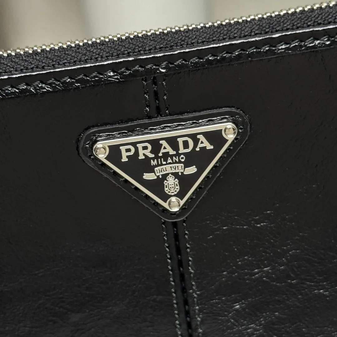 P500【Top original order】PRADA new leather pouch💼1MB051, inner code 164 OEM code✨This pouch is simple and exquisite, made of soft leather and decorated with an enameled triangular metal logo. Zipper opening and closing, 2 card slots, it is a piece worth collecting. 🏅️🏅️🏅️Size: 20*10cm