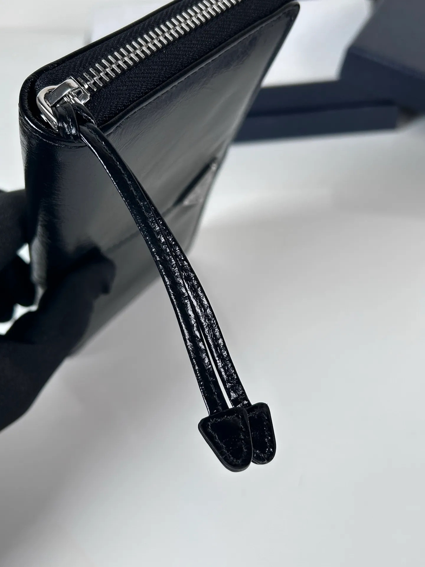 💰600, P Home ➡️ Men's zipper bag in black waxed leather, triangular silver hardware label, yuan quality, model 2ML059, made of imported waxed cowhide, size 20cm×10.3cm, 175 OEM