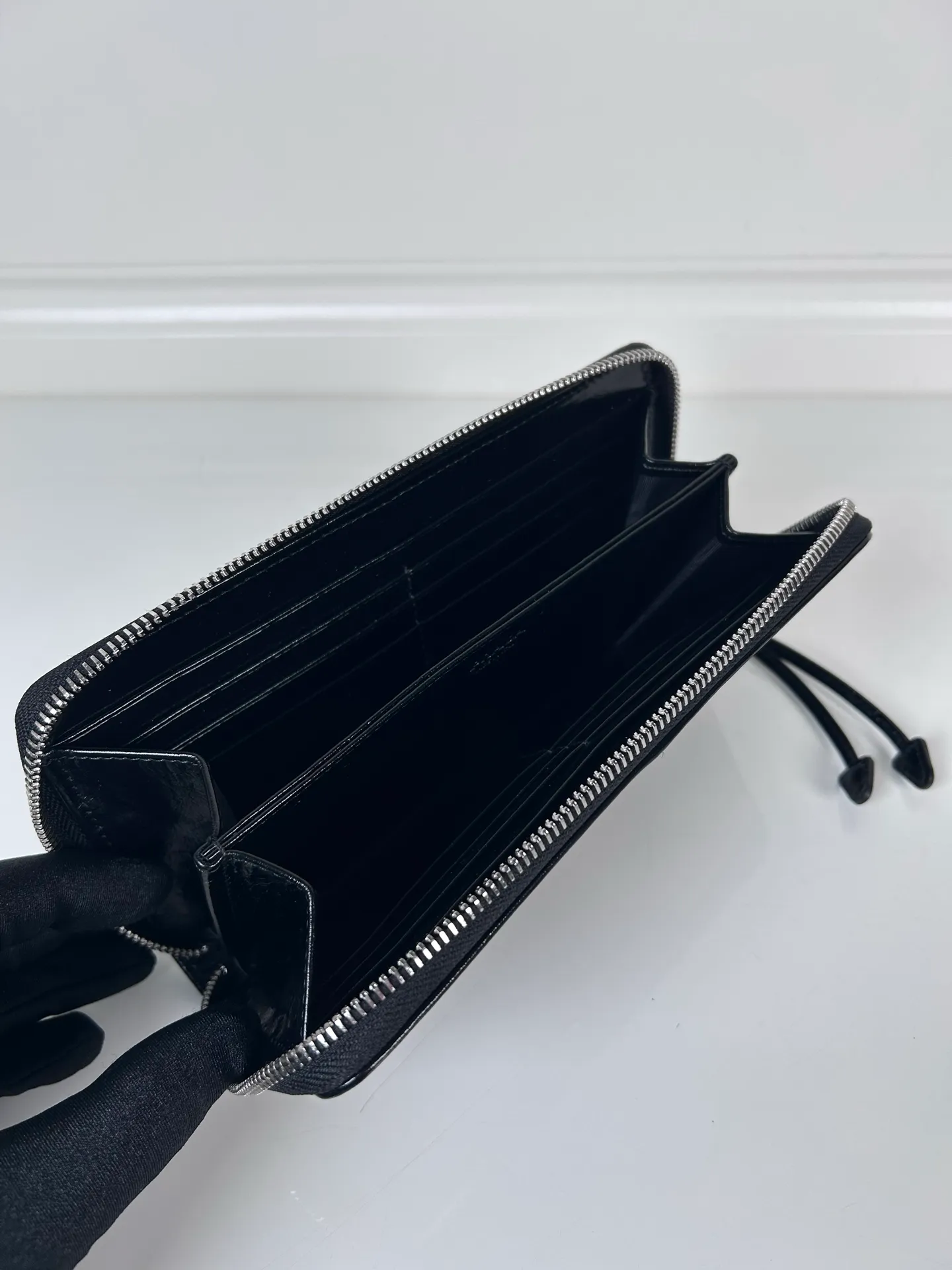 💰600, P Home ➡️ Men's zipper bag in black waxed leather, triangular silver hardware label, yuan quality, model 2ML059, made of imported waxed cowhide, size 20cm×10.3cm, 175 OEM