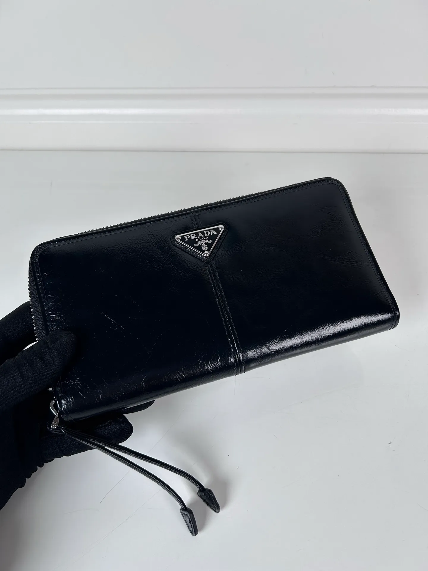 💰600, P Home ➡️ Men's zipper bag in black waxed leather, triangular silver hardware label, yuan quality, model 2ML059, made of imported waxed cowhide, size 20cm×10.3cm, 175 OEM
