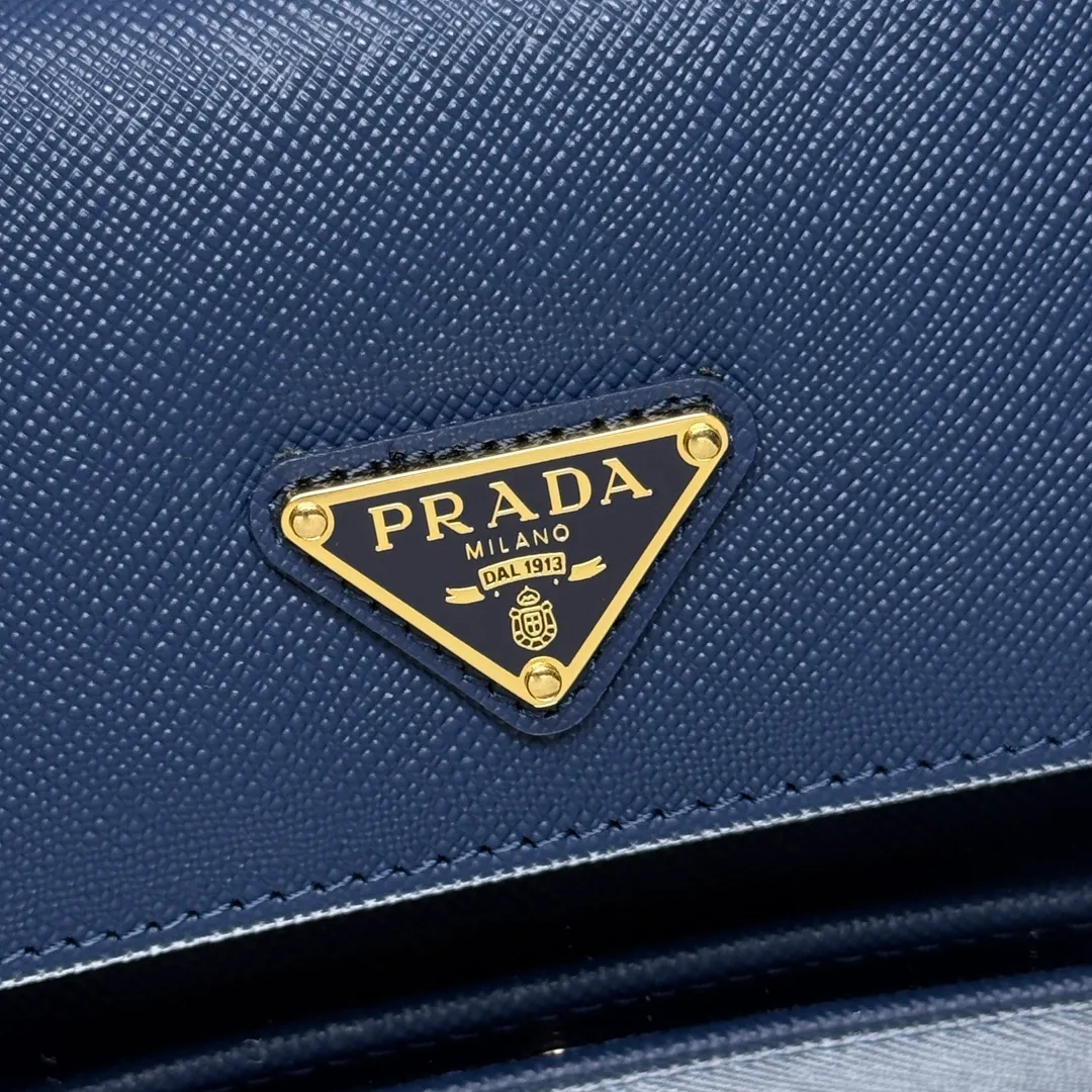 P400 [Top original order] Prada classic card holder 💼Model 1MC122, this elegant card holder is made of the brand’s signature exquisite Saffiano leather. The Prada enameled metal triangle logo decoration highlights the brand style. The body of the clip has snap buttons and four interior card slots. Hot🔥Hot-selling model🏅️🏅️🏅️Size: 6.5*11*2.5cm, 164 OEM code