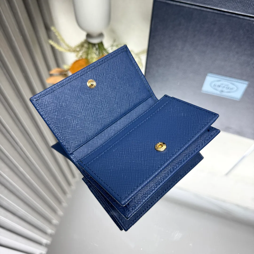 P400 [Top original order] Prada classic card holder 💼Model 1MC122, this elegant card holder is made of the brand’s signature exquisite Saffiano leather. The Prada enameled metal triangle logo decoration highlights the brand style. The body of the clip has snap buttons and four interior card slots. Hot🔥Hot-selling model🏅️🏅️🏅️Size: 6.5*11*2.5cm, 164 OEM code