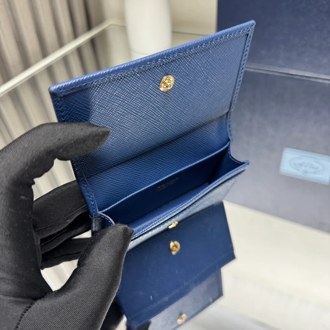 P400 [Top original order] Prada classic card holder 💼Model 1MC122, this elegant card holder is made of the brand’s signature exquisite Saffiano leather. The Prada enameled metal triangle logo decoration highlights the brand style. The body of the clip has snap buttons and four interior card slots. Hot🔥Hot-selling model🏅️🏅️🏅️Size: 6.5*11*2.5cm, 164 OEM code