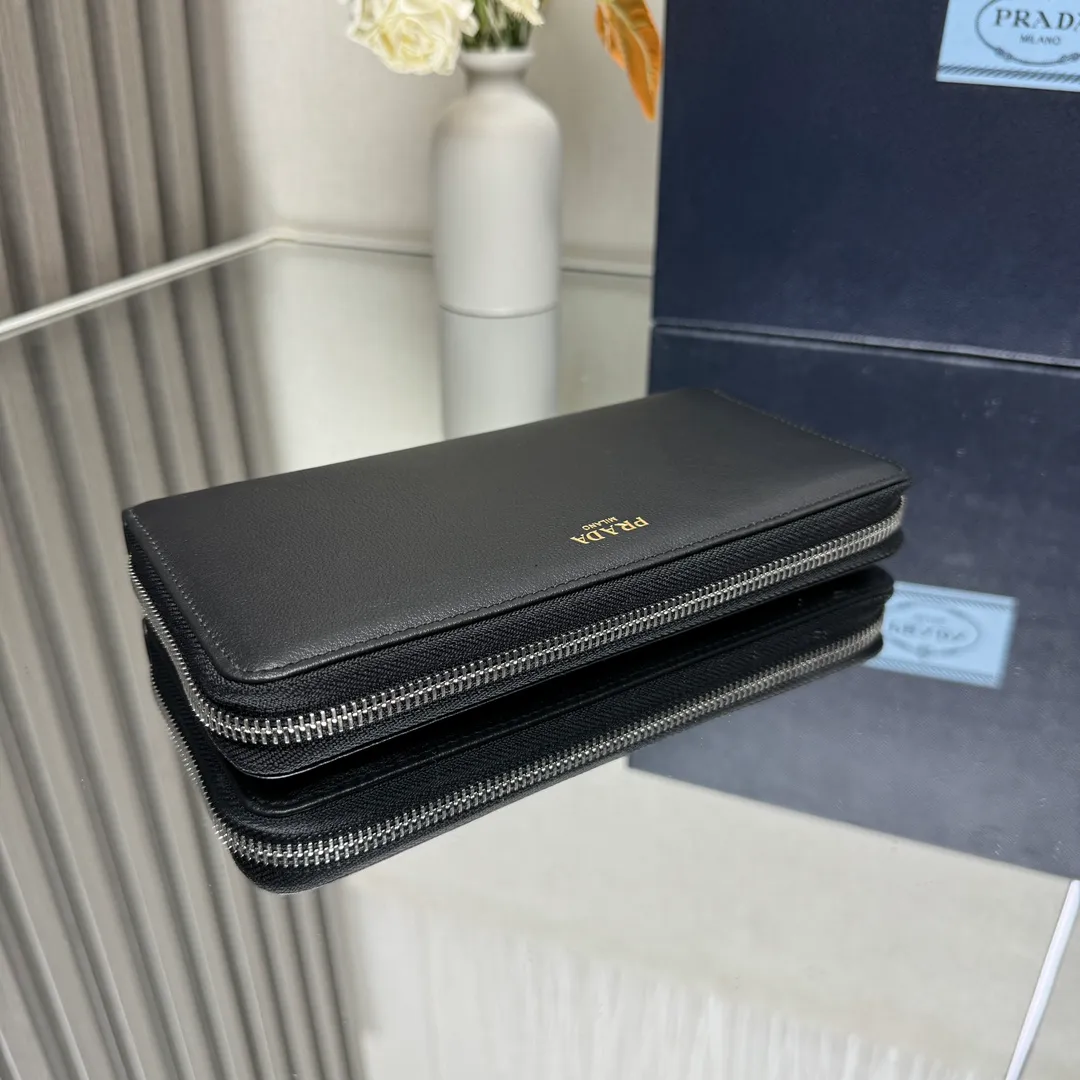 P600 [Top original order] PRADA's new single zipper wallet💼The latest counter logo with the same color, classic, simple and fashionable, official website synchronization, genuine development, model 2ML317, internal code 164 OEM code💋 This practical and exquisite soft leather wallet adopts a minimalist design, with 12 card slots and 3 bill compartments. Sufficient capacity, equipped with coin pocket compartment, decorated with logo letters🏅️🏅️🏅️Dimensions: length 20cm, height 10.3cm