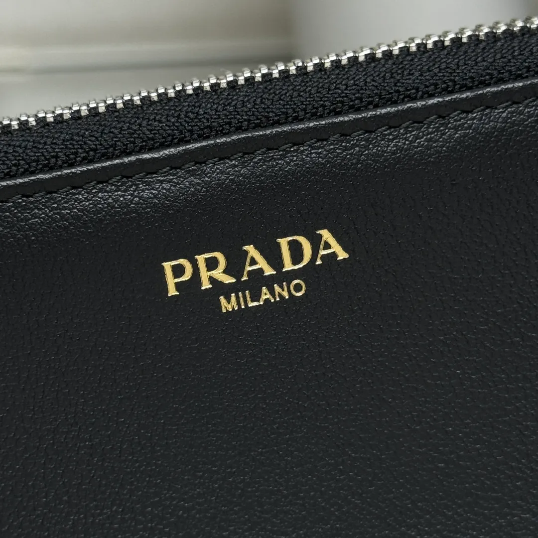 P600 [Top original order] PRADA's new single zipper wallet💼The latest counter logo with the same color, classic, simple and fashionable, official website synchronization, genuine development, model 2ML317, internal code 164 OEM code💋 This practical and exquisite soft leather wallet adopts a minimalist design, with 12 card slots and 3 bill compartments. Sufficient capacity, equipped with coin pocket compartment, decorated with logo letters🏅️🏅️🏅️Dimensions: length 20cm, height 10.3cm