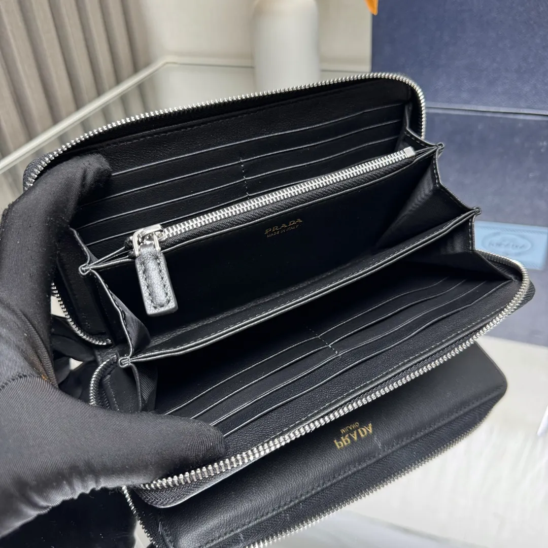 P600 [Top original order] PRADA's new single zipper wallet💼The latest counter logo with the same color, classic, simple and fashionable, official website synchronization, genuine development, model 2ML317, internal code 164 OEM code💋 This practical and exquisite soft leather wallet adopts a minimalist design, with 12 card slots and 3 bill compartments. Sufficient capacity, equipped with coin pocket compartment, decorated with logo letters🏅️🏅️🏅️Dimensions: length 20cm, height 10.3cm