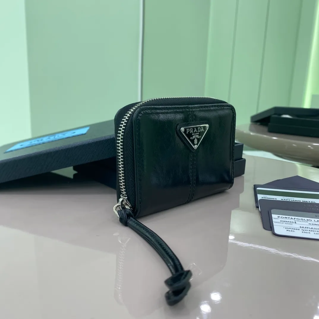 P400 [Top original order] Prada's new coin purse💼👏Model 2MM003, internal code 164 OEM code💋 This compact coin purse is made of glossy leather, with smooth lines and classic geometric patterns, showing an elegant and modern temperament. 🏅️🏅️🏅️Size: length 11cm*height 7.5cm