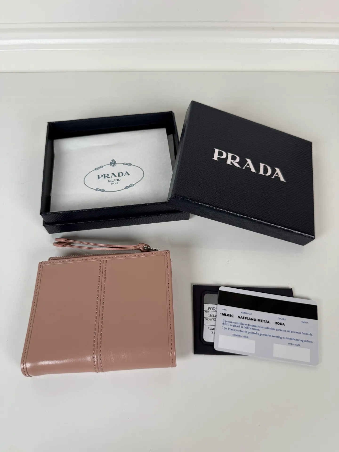 💰440, P Home ➡️ Unisex short wallet, model 1ML050, made of pink waxed leather, eight card slots, one receipt compartment, one zipper coin bag, length 11.5cm, height 9.5cm, 175 steel stamp, meticulous workmanship as shown in the picture