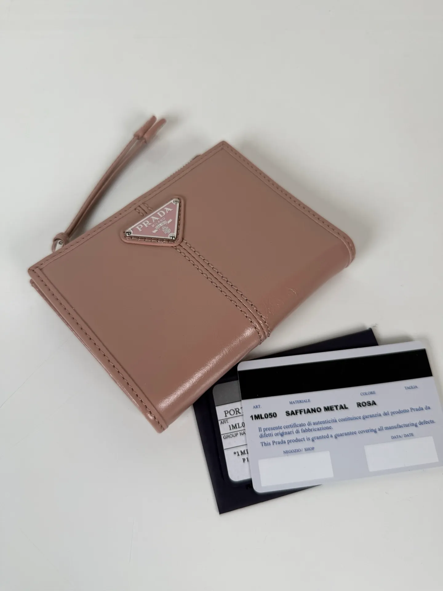 💰440, P Home ➡️ Unisex short wallet, model 1ML050, made of pink waxed leather, eight card slots, one receipt compartment, one zipper coin bag, length 11.5cm, height 9.5cm, 175 steel stamp, meticulous workmanship as shown in the picture