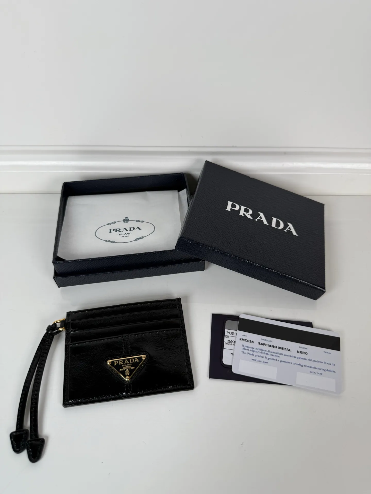 💰340, P Home ➡️ Unisex small card holder, black waxed leather triangle logo, model 1MC025, original quality, made of imported deerskin, 6 card slots ➕ One middle compartment, can hold multiple cards and zeros 💰, size 11.2×8.5cm, taken in kind, what you see is what you get