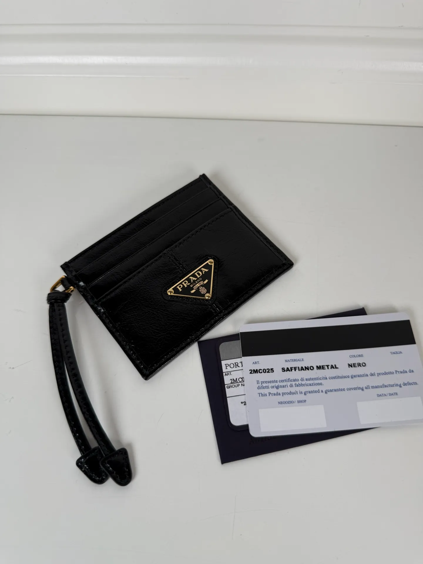 💰340, P Home ➡️ Unisex small card holder, black waxed leather triangle logo, model 1MC025, original quality, made of imported deerskin, 6 card slots ➕ One middle compartment, can hold multiple cards and zeros 💰, size 11.2×8.5cm, taken in kind, what you see is what you get