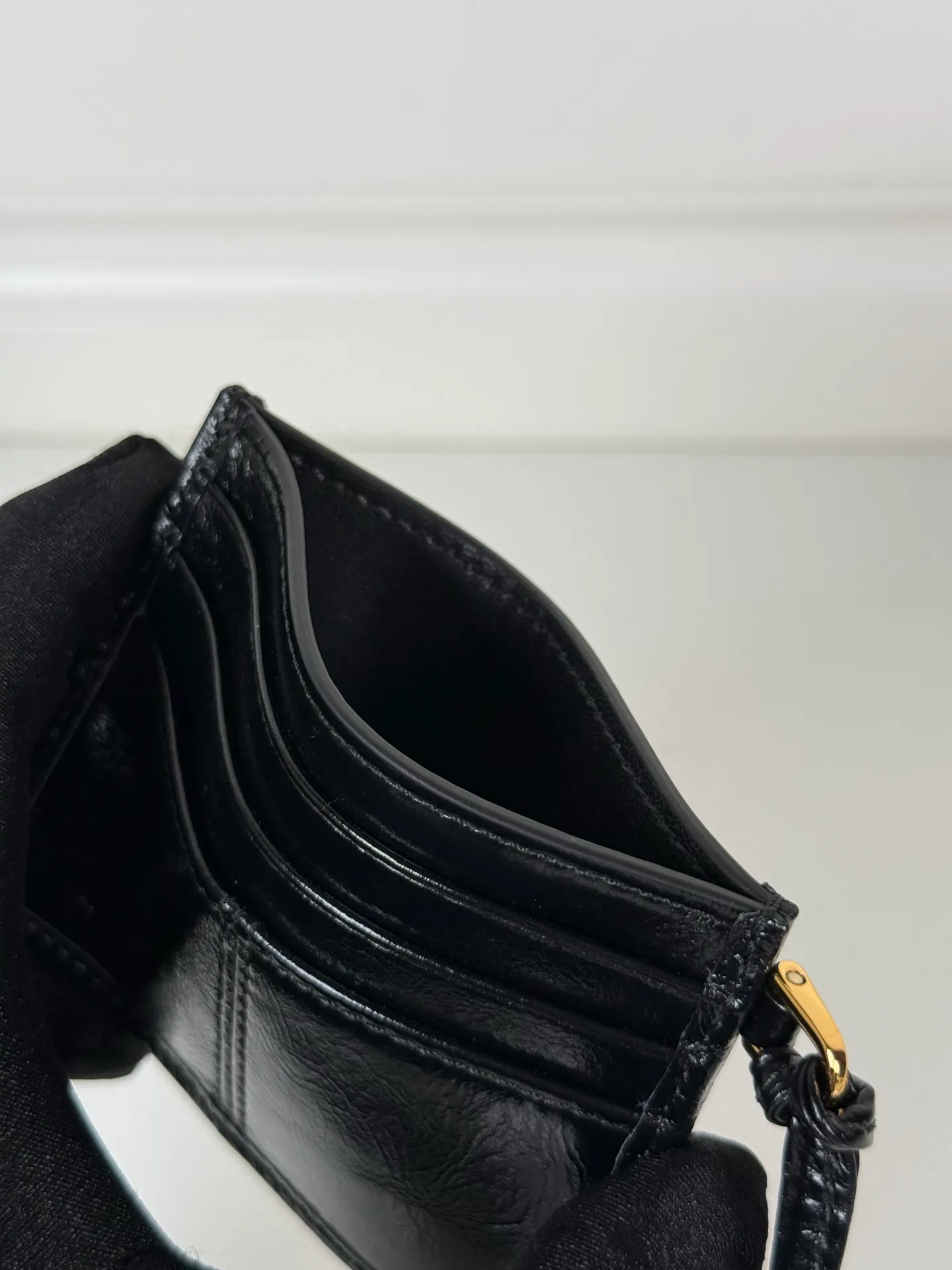 💰340, P Home ➡️ Unisex small card holder, black waxed leather triangle logo, model 1MC025, original quality, made of imported deerskin, 6 card slots ➕ One middle compartment, can hold multiple cards and zeros 💰, size 11.2×8.5cm, taken in kind, what you see is what you get
