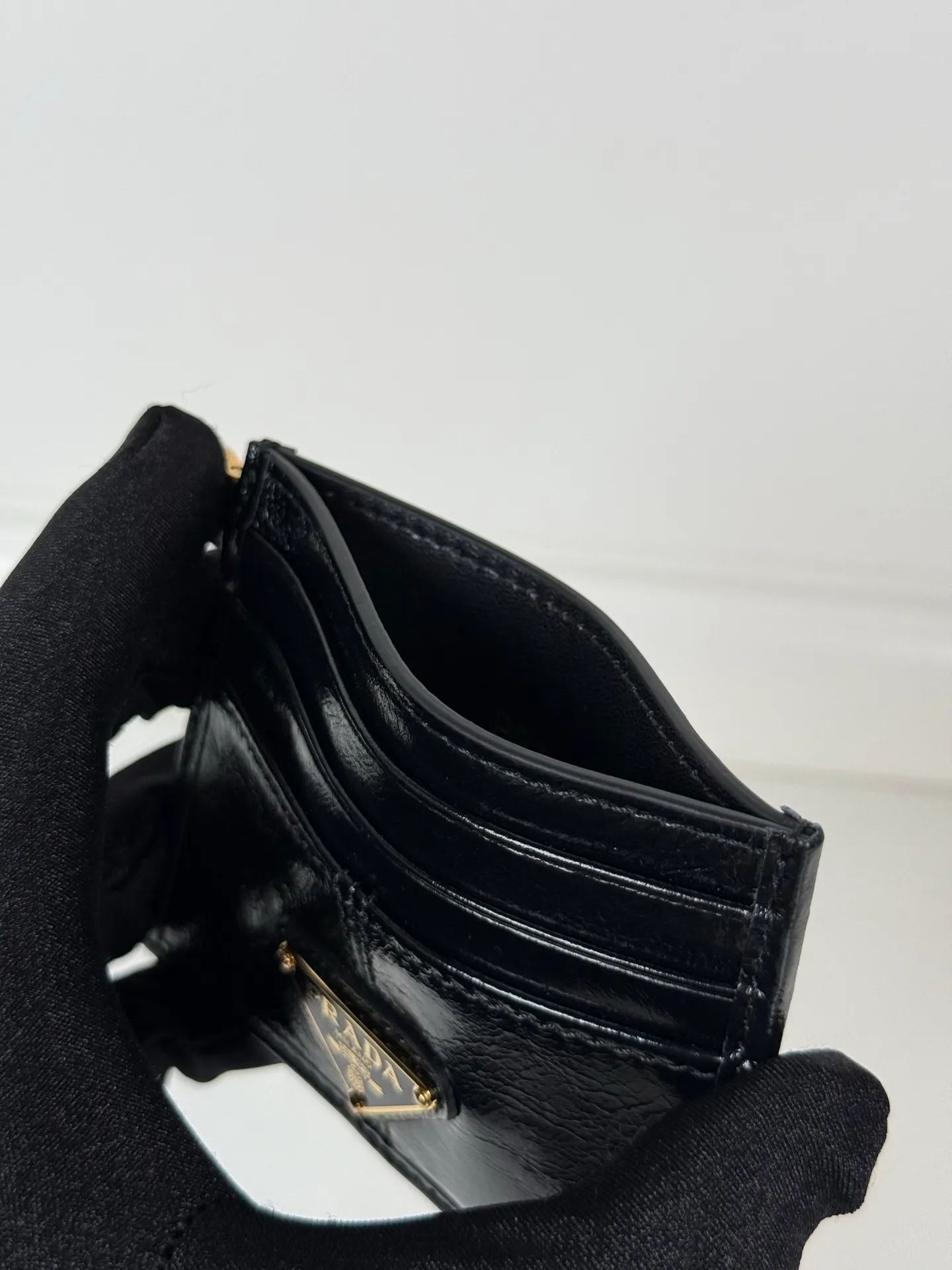 💰340, P Home ➡️ Unisex small card holder, black waxed leather triangle logo, model 1MC025, original quality, made of imported deerskin, 6 card slots ➕ One middle compartment, can hold multiple cards and zeros 💰, size 11.2×8.5cm, taken in kind, what you see is what you get