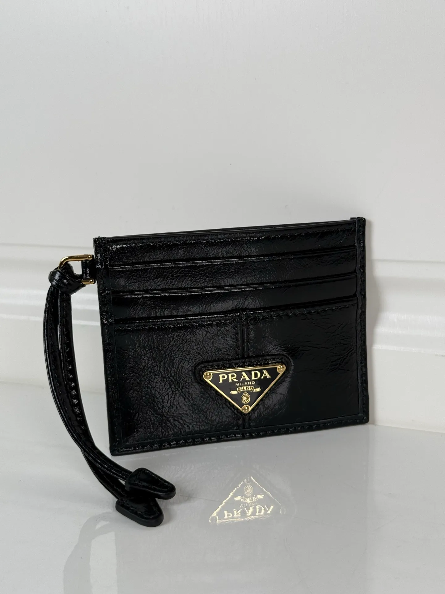 💰340, P Home ➡️ Unisex small card holder, black waxed leather triangle logo, model 1MC025, original quality, made of imported deerskin, 6 card slots ➕ One middle compartment, can hold multiple cards and zeros 💰, size 11.2×8.5cm, taken in kind, what you see is what you get