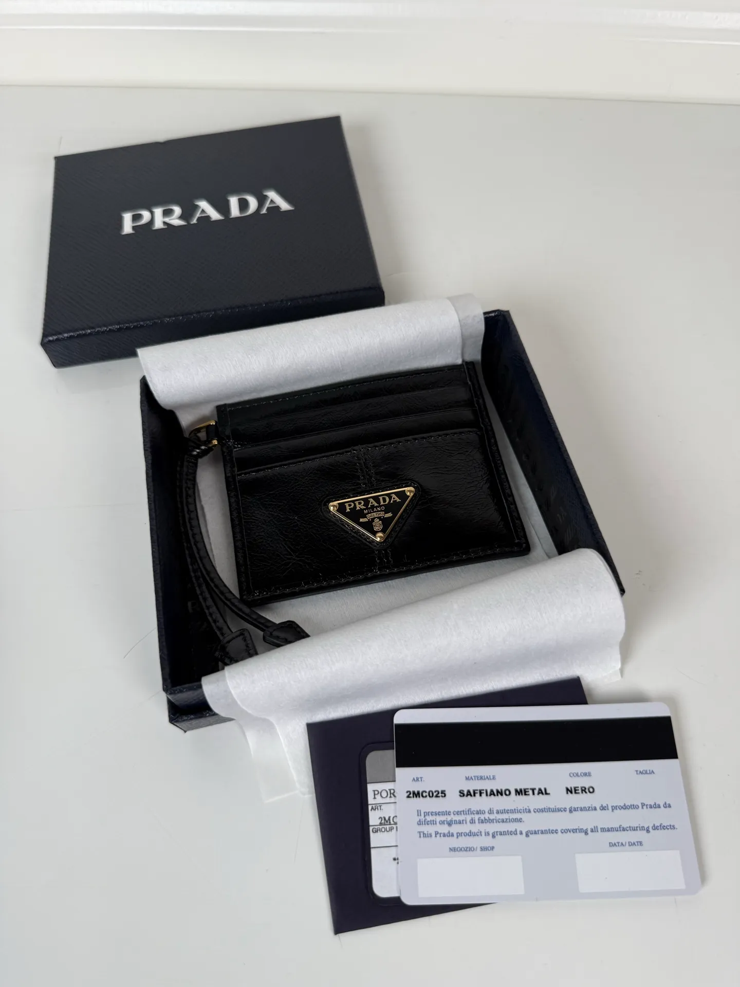 💰340, P Home ➡️ Unisex small card holder, black waxed leather triangle logo, model 1MC025, original quality, made of imported deerskin, 6 card slots ➕ One middle compartment, can hold multiple cards and zeros 💰, size 11.2×8.5cm, taken in kind, what you see is what you get